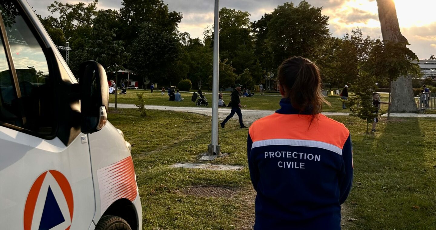 Secouriste devant une ambulance protection civile au mai talencais à peixotto (Talence)