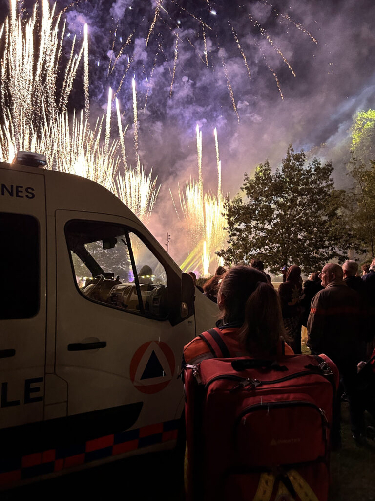 Feu artifice avec une ambulance Protection Civile