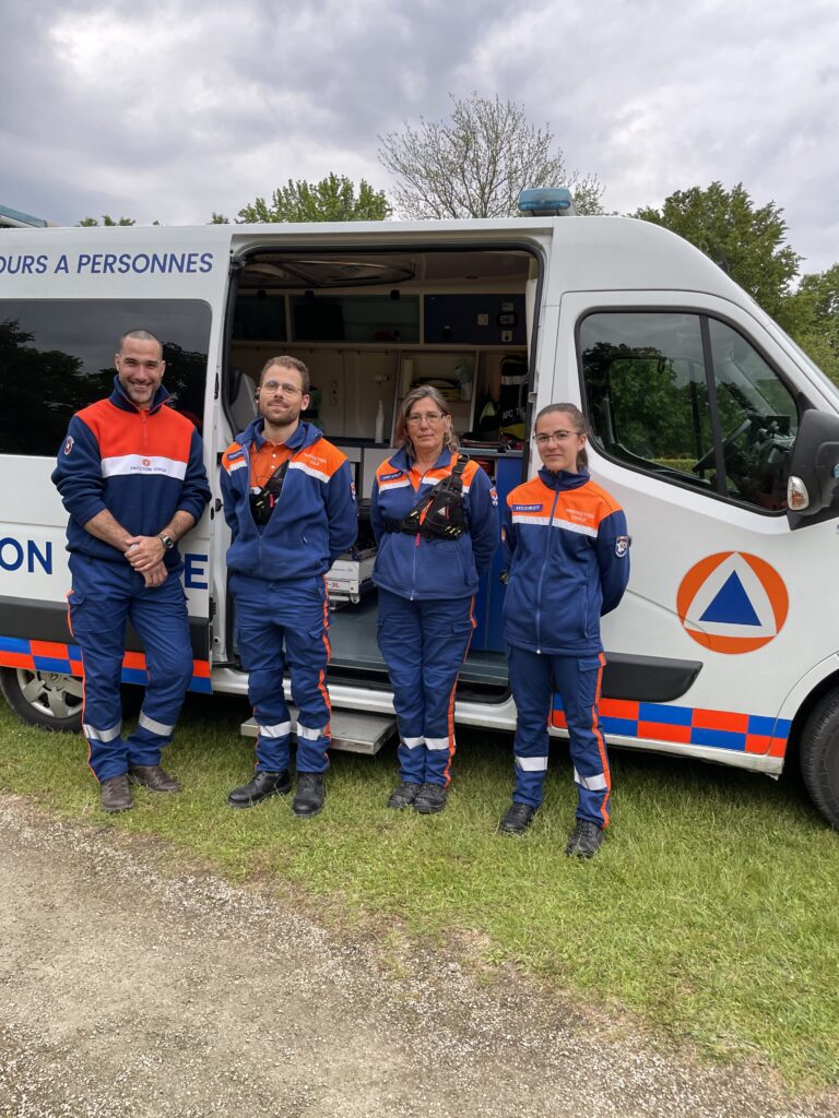 Secouristes protection civile devant une ambulance au mai talencais à peixotto (Talence)