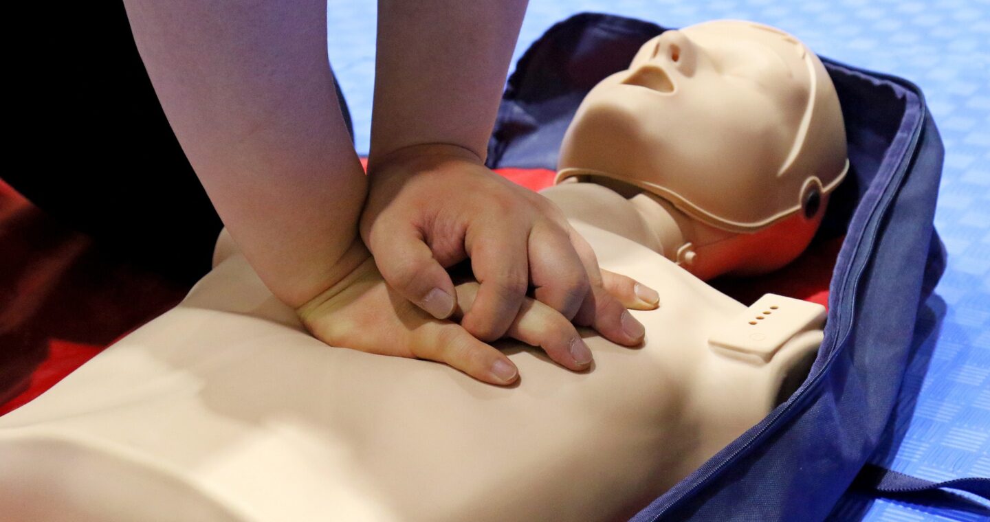 Formation PSC1 Massage cardiaque sur un mannequin