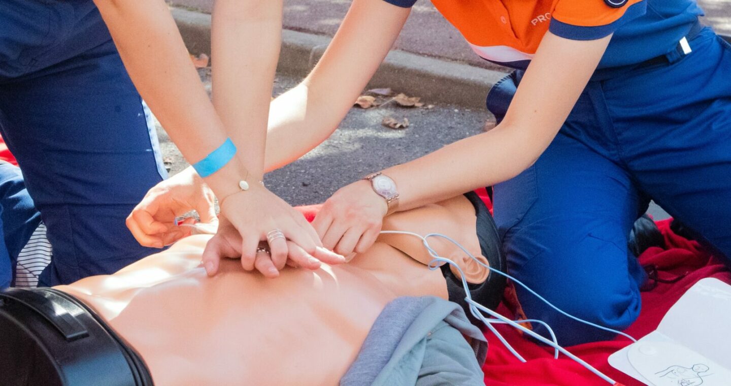 Deux secouristes protection civile faisant un massage cardiaque sur un mannequin