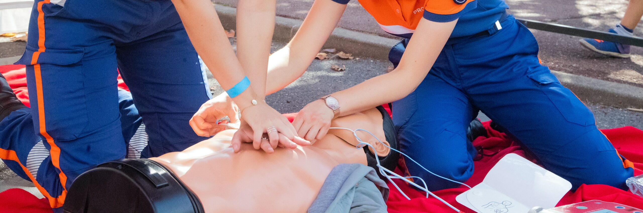 Deux secouristes protection civile faisant un massage cardiaque sur un mannequin