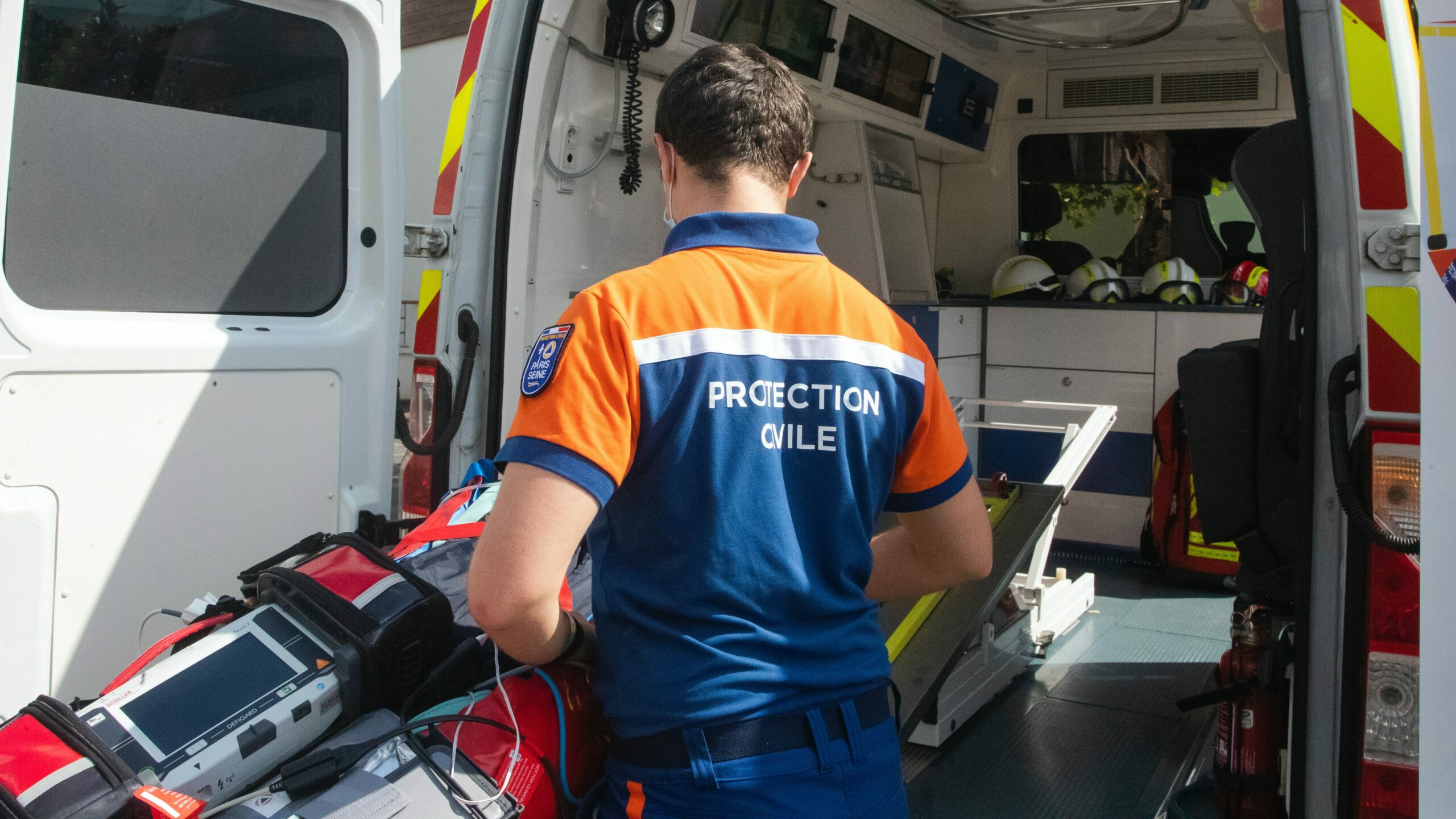 Demande de devis - Poste de secours (DPS) 1 Secouriste devant une ambulance
