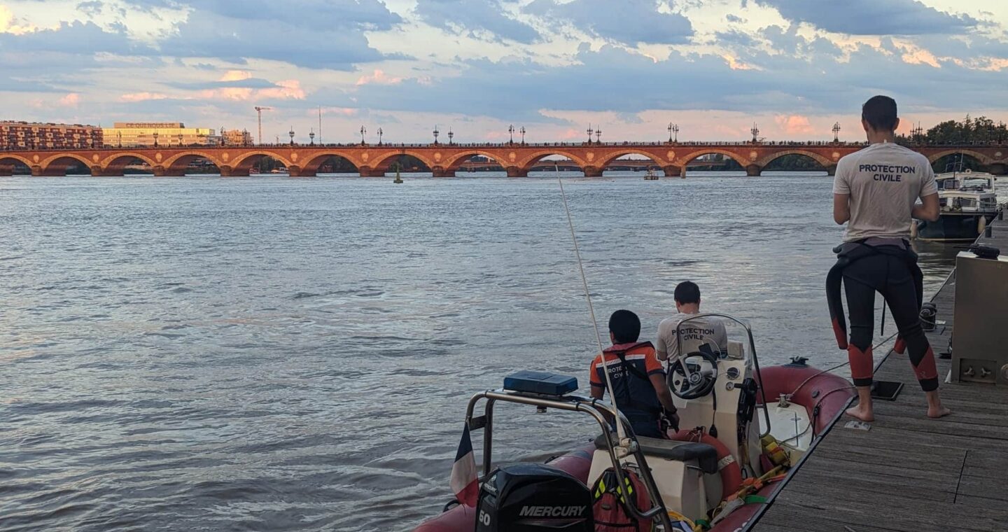 Protection Civile de la Gironde - secours nautique devant le pont de pierre a Bordeaux